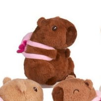 Minkšti pliušiniai žaislai Capybara su kuprine 22 cm Tamsiai ruda Capybara (kuprinė – aksolotlis)