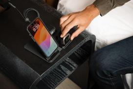 Urban Armor Gear SRGE 3-in-1 Ausinės, Išmanusis telefonas, Išmanusis laikrodis Juoda, Pilka AC Belaidis įkrovimas Vidaus