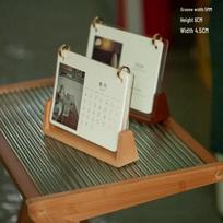 Kietmedžio stalo kalendorius ir nuotraukų rėmelis: Akrilinis stovas atvirukams ir kortelėms Beech 5-inch base holds 12.7cm beige