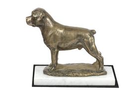 Rotveileris, Rotas, Rottie – šunų figūrėlė, statula ant balto marmuro, trofėjus šunų parodos „Art-Dog“ parodoje ruda