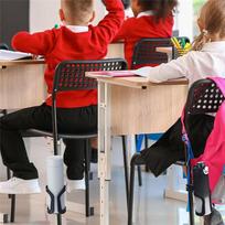 ABKS-12 vnt. Vandens buteliuko laikiklis klasės stalui Puodelio laikiklis Dovana grįžimui į mokyklą 360° besisukantis vandens buteliuko laikiklis juoda