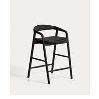Juodos spalvos iš ąžuolo masyvo baro taburetė su porankiais (sėdynės aukštis 65 cm) Derile – Kave Home