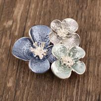 Moteriškas universalus slyvos žiedo magnetinis sagė Blue Plum Blossom sidabras