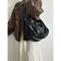 Didelės talpos juodas koldūno formos krepšys retro ir elegantiško stiliaus, su atsitiktiniu vienos peties crossbody tote krepšiu. juoda