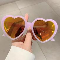 Classic Oversized Adorable Love Heart Sun Glasses Glasses Ladies Trendy Fashionable Luxury Designer Style Style Popular Sun Eyeglasses Elegant Lady As The Picture black