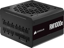 "Corsair RM1000e (2023)" visiškai modulinis ATX maitinimo šaltinis su mažu triukšmo lygiu - suderinamas su ATX 3.1 ir PCIe 5.1 jungtimis - 105 °C kondensatoriai - 80 PLUS Gold efektyvumas - modernus budėjimo režimas - juodas