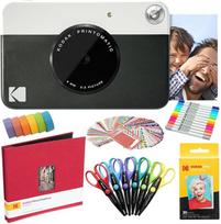 "Kodak Printomatic" momentinis fotoaparatas (juodas) + "Zink" popierius (20 lapų) + 8x8 medžiaginis albumas + 12 žymeklių su dvigubu antgaliu + 100 sienų lipdukų + 6 dekoratyvinės žirklės + "Washi" juosta