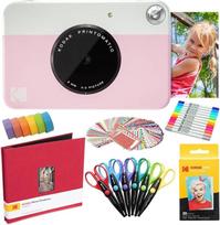 "Kodak Printomatic" momentinis fotoaparatas (rožinis) + "Zink" popierius (20 lapų) + 8x8 medžiaginis albumas + 12 žymeklių su dvigubu antgaliu + 100 sienų lipdukų + 6 dekoratyvinės žirklės + "Washi" juosta