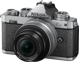 "Nikon Z fc Kit Z DX 16-50 mm 1:3.5-6.3 VR Silver Edition" (20,9 MP, OLED vaizdo ieškiklis su 2,36 mln. pikselių, 11 kadrų per sekundę, hibridinis AF su fokusavimo asistentu, ISO 100-51 200, 4K UHD vaizdo įrašas)