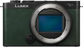 "Panasonic Lumix DC-S9E-G" beveidrodis viso kadro fotoaparatas, "Open Gate Vlogging", 24,2 MP, 6K/4K, 779 taškų PDAF, vaizdo stabilizavimas, LUT, 180° lankstus monitorius, 5 GHz "Wi-Fi", tamsiai alyvuogių spalvos, fotoaparato korpusas
