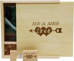 32GB medinė USB atmintinė su lazeriniu graviravimu "Mr & Mrs Design" - 32GB medinė USB 3.0 atmintinė su fotografijos medine dėžute (170 x 170 x 35 mm) nuotakai, jaunikiui, įsimylėjėliams