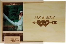 64GB medinė USB atmintinė su lazeriniu graviravimu "Mr & Mrs Design" - 64GB medinė USB 3.0 "Flash" atmintinė su fotografijos medine dėžute (170 x 170 x 35 mm) nuotakai, jaunikiui, įsimylėjėliams