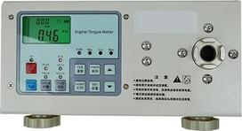 Elektrinė įkrovimo sistema, skaitmeninis kalibravimas, vėjo turbinų įkrovimo sistema, skirta feinmechanikai, paprastoji lektuvė (HP-50)