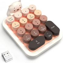 FELiCON belaidė skaitmeninė klaviatūra, nešiojamoji 18 klavišų mini skaitmeninė klaviatūra su retro apvaliais mygtukais ir 2.4G imtuvu, nuimamas silikoninis dėklas su mielo meškiuko motyvu kompiuteriui, nešiojamajam kompiuteriui, kompiuteriui - pieno arba