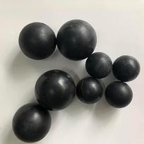 Juodi apvalūs guminiai kamuoliai - universalūs treniruočių kamuoliai (2 mm - 75 mm skersmens) (100 5,5 mm)