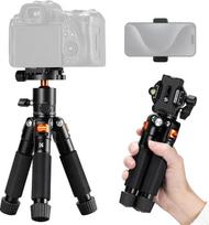 K&F CONCEPT mini trikojis, 55 cm aliuminio kompaktiškas fotoaparato trikojis su 360° rutuline galvute, sulankstomos konstrukcijos, kad būtų patogu laikyti ir keliauti, 1/4 colio plokštelė, skirta DSLR / išmaniesiems telefonams ir kt. Didž. 6 kg apkrova