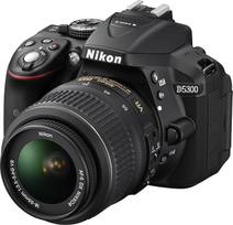 Nikon D5300 skaitmeninis veidrodinis fotoaparatas su 18-55 mm VR objektyvo rinkiniu - juodas (24,2 MP), 3,2 colio LCD ekranas su "Wi-Fi" ir GPS (sertifikuotas atnaujintas)