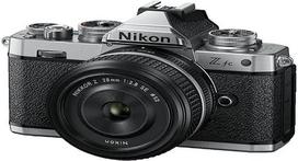 Nikon Z fc KIT Z 28 1:2.8 SPEZ. Edition (20,9 MP, OLED vaizdo ieškiklis su 2,36 mln. pikselių, 11 fps, hibridinis AF su fokusavimo asistentu, ISO 100-51 200, 4K UHD vaizdo įrašas) Sidabrinė/juoda