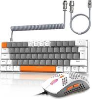 ZIYOU LANG Laidinė žaidimų klaviatūra ir pelė su spiraliniu USB-C kabeliu T60 Pro - kompaktiška 60 % UK išdėstymo (QWERTY) mechaninė klaviatūra su linijiniu raudonu jungikliu, 6400DPI itin lengvos RGB pelės, skirtos PC/Mac - Bee