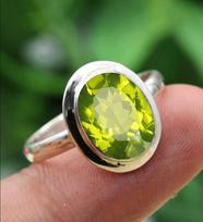 Peridoto brangakmenio žiedas, ovalo formos žiedas, rankų darbo dizainerio žiedas, išskirtinis žiedas, unisex žiedas, 925 sidabro žiedas 6