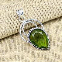 Peridoto brangakmenio vientisas 925 svarų sterlingų sidabro rankų darbo puikus sidabrinis grandinėlės pakabukas 1.96 inches žalia