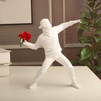 Banksy gėlių mėtytojo skulptūra, abstraktaus meno figūrėlė, namų dekoras svetainei ir darbo kabinetui Banksy's Flower-Throwing white