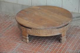 Rankų darbo indiško mangmedžio Chakki stalas: Dažytas žemas suoliukas, festivalio dekoras 16” X 8” X 24” (l x w x h) įvairiaspalvis