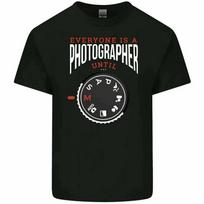 Kiekvienas yra fotografas, kol neatsiranda juokingi vyriški marškinėliai su užrašu „Everyone's a Photographer Until Manual“ ir fotografijos kamera S juoda