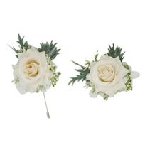 Vestuvių boutonnière ir apyrankės rinkinys su dirbtinių gėlių dizainu pamergėms, jaunikio oficialiai aprangai white