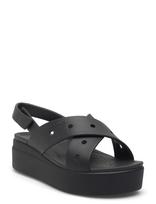 Crocs - Brooklyn 4U Cross Strap Sandal - Platforminės basutės - Juoda