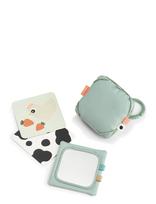 Done By Deer - Baby Contrast Card Holder Tiny Farm Green - Interaktyvūs žaislai - Marga / raštuota