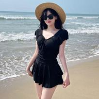 Plus Size Tummy-Slimming One-Piece Swimsuit for Women - Modest, Stylish, Dress-Style Beachwear for Vacation and Hot Springs L [90-105 jin] raudona