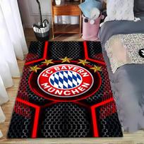 FC Bayern Miuncheno kilimas su logotipo dizainu, raudonos ir juodos spalvos akcentais. Tinka naudoti kaip neslystantis kilimėlis svetainės, miegamojo sofoms. 40x60cm( 15x23in )