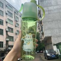 600ML Kūrybingas Purškiamas Buteliukas Nešiojamas Vaikams Lauko Sportui Daugiafunkcis Šiaudelis Mielas Vandens Buteliukas 600ML žalia