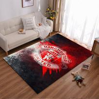 Manchester United futbolo logotipas kilimas, raudonos ir juodos spalvos gradientinis dizainas  Tinka naudoti kaip neslystantis kilimėlis svetainės, miegamojo sofoms 40x60cm( 15x23in )