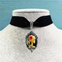 Gothic Temperament Black Oval Skeleton Queen Relief Pendant Velvet Chain Choker Necklace for Women Halloween Party Jewelry Gifts