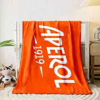 Baltas pasviręs tekstas „APEROL 1919“ ant oranžinio fono. visiems metų laikams skirta pietų pertraukos užtiesalo dovana 80cm x 120cm