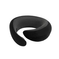 Ergonomiška atminties putplasčio kaklo pagalvė galvos ir kaklo atramai su kvėpuojančiu tinkliniu užvalkalu ir reguliuojamu dirželiu kelionėms ir namų naudojimui One Size juoda