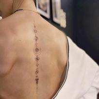Mėnulio linijos tatuiruotės lipdukas ant nugaros Vandeniui atsparus Moteriškas Ilgai išliekantis Aukštos kokybės Seksualus tatuiruotės lipdukas ant nugaros 12*19