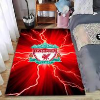 Raudonas kilimas su Liverpulio futbolo klubo logotipu ir žaibo dizainu. Tinka naudoti kaip neslystantis kilimėlis svetainės, miegamojo sofoms. 40x60cm( 15x23in ) red
