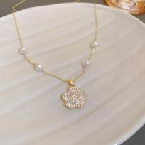 Butterfly Irregular Pearl Necklace Medieval Vintage Temperament Collarbone Chain Versatile High-end Jewelry beige
