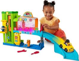 "Fisher-Price Little People" mažylių žaidimų rinkinys, apšviestas mokomasis garažas su "Smart Stages Plus" žaisliniu automobiliu ir rampa, skirtas 1+ metų vaikams