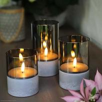 "hellum" LED žvakės su laikmačio funkcija, 3 LED lauko žvakių rinkinys, mirganti liepsna, pilkos spalvos, skersmuo 8 cm, aukštis 10/12,5/15 cm, 6 valandų laikmatis, maitinamos baterijomis (6 x AA, į komplektą neįeina) 151992