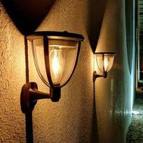 "Lacasa" saulės žibintai lauke, 2 LED saulės žibintų pakuotė, lauko sieninis apšvietimas su 2 režimais, šiltai balta, 2700 K, didelio ryškumo saulės stulpų žibintai sodui, kiemui, garažui, tvorai, IP65 vandeniui atsparus lauko šviestuvas