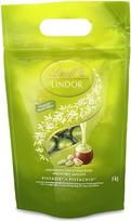 "Lindt LINDOR" šokoladas "Pistacijos", 1 kg maišelis, sandariai uždaromas, apie 80 rutuliukų pieniško šokolado su minkštu tirpstančiu pistacijų kremo įdaru, didmeninė pakuotė, šokolado dovana