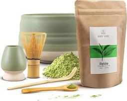 "Mary Rose Matcha" arbatos rinkinys - žaliosios arbatos milteliai 100 g - su smėlio-žalios spalvos dubenėliu "Higashi" 500 ml - "Chasen" bambuko šluotelės "Kusenaoshi" laikiklis, šaukštelis, "Chashaku" - "Matcha Latte" pradinis rinkinys