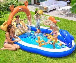 KingSom Aufblasbares Planschbecken für Kinder, Wasserspielcenter mit Meeresmotiven, Aufblasbares Planschbecken mit Rutsche, Sprinkle, Basketballkorb, Wasserspielzeug Kinder Outdoor, 305 x 178 x 127 cm