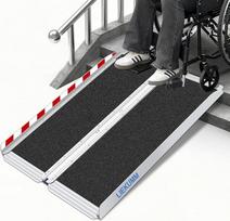 LIEKUMM Neįgaliųjų vežimėlių rampa 121 cm, 77 cm itin plati aliuminio rampa neįgaliųjų vežimėliui, 300 kg talpos sulankstoma neįgaliųjų vežimėlių rampa laiptams, laipteliams, borteliui, slenksčio rampa elektriniam vežimėliui, vaikiškam vežimėliui