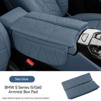 Skirta BMW 5 serijos I5 G60 2024 m. Automobilio porankių dėžutės dangtelio pagalvėlė PU oda Centrinės konsolės porankio apsauginis kilimėlis Automobilio interjero aksesuaras mėlyna