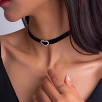 Mada Seksualūs juodo aksomo „Chokers“ kaklo papuošalai „Punk“ stiliaus pareiškimas „Crystal Love Hearts“ karoliai moterims vakarėlių papuošalai